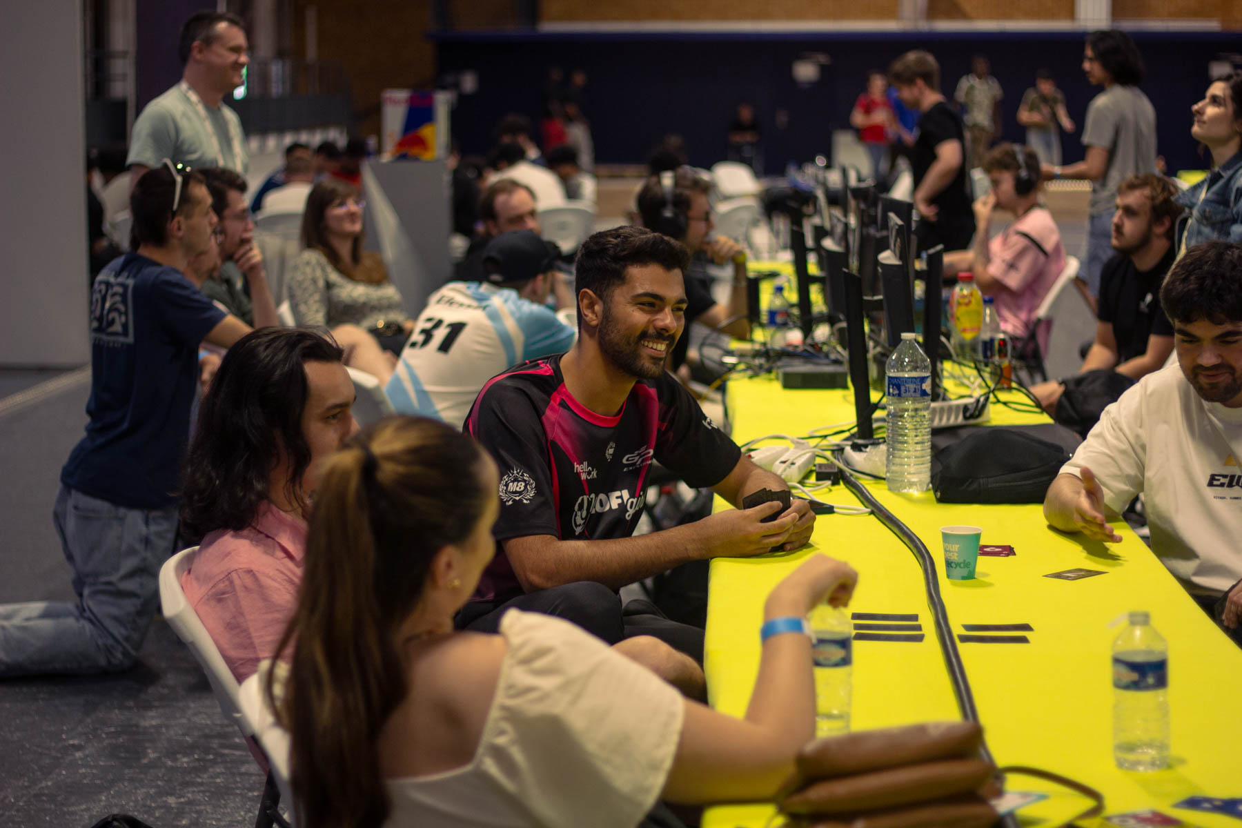 Équipe en discussion stratégique pendant un tournoi